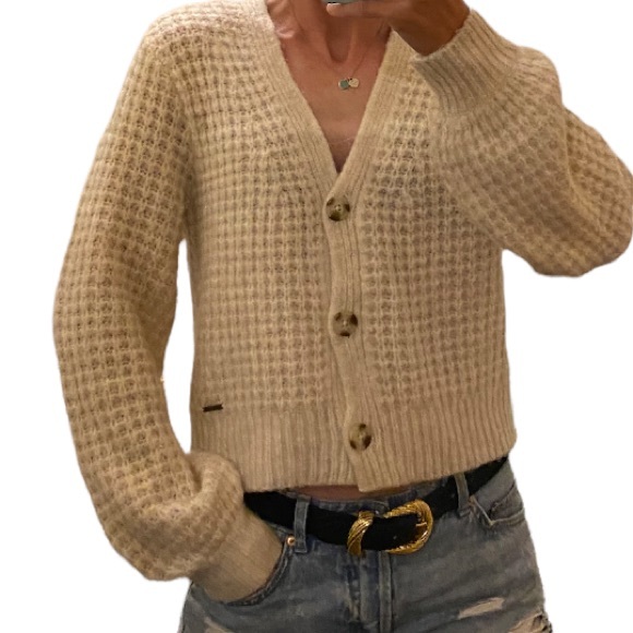Abercrombie & Fitch Sweaters - Abercrombie and Fitch balloons sleeves cardigan in very good condition. Size S